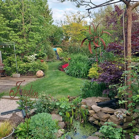 Jardin Reveur La Roulotte Des Baladins Panzió